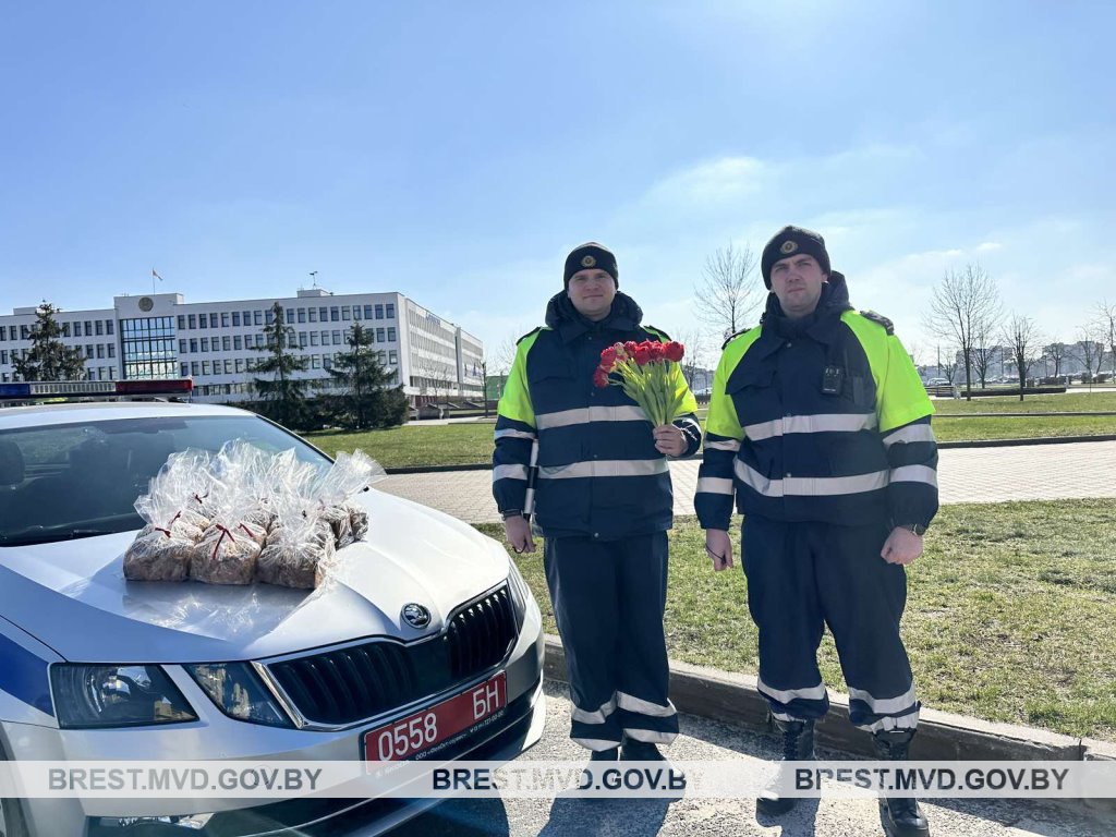 В Бресте сотрудники ГАИ поздравили женщин-водителей с 8 марта