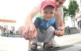 Около 200 гостей фестиваля «Вытокі» украсили скейт-роллер парк в Пружанах