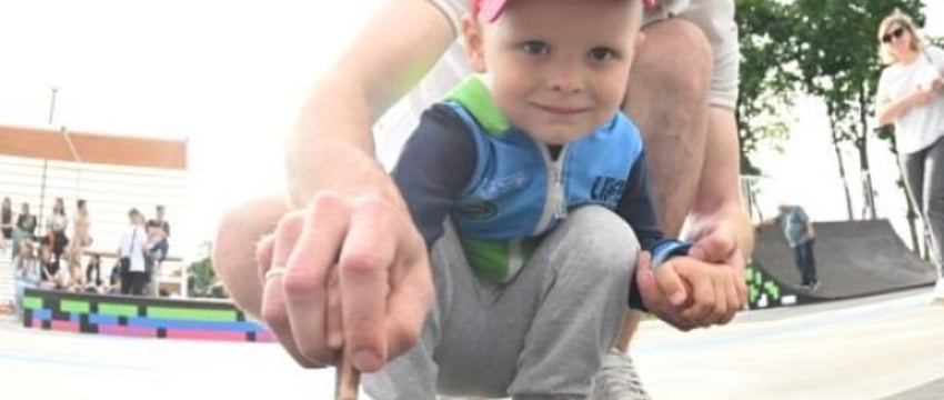 Около 200 гостей фестиваля «Вытокі» украсили скейт-роллер парк в Пружанах