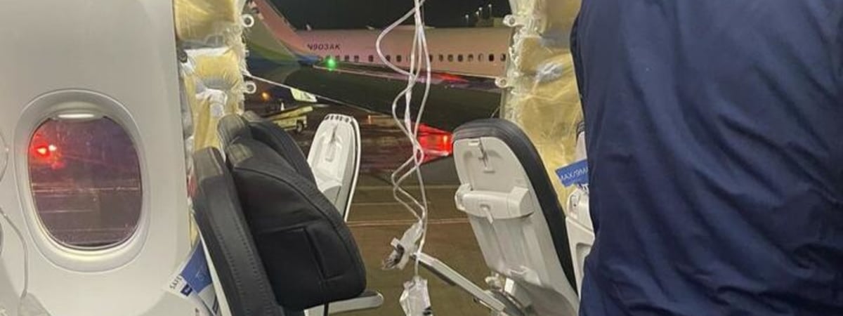 У самолета Boeing 737 Max 9 в США в полете вылетело окно
