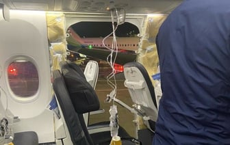 У самолета Boeing 737 Max 9 в США в полете вылетело окно