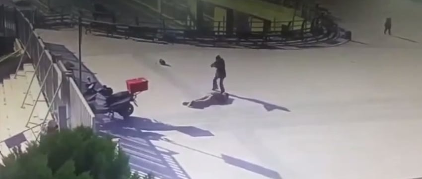 Мужчина и женщина открыли стрельбу у здания суда в Стамбуле - видео