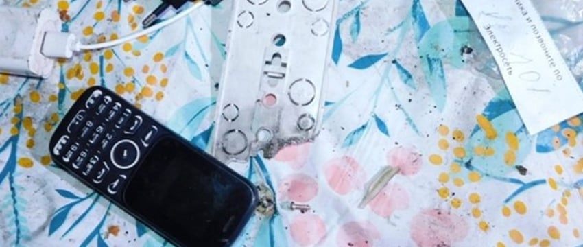 Он просто хотел зарядить телефон. 54-летнего мужчину убило ударом тока