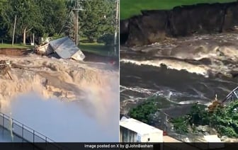 На видео видно, как бушующая вода обтекает нашу плотину, сметая здания.