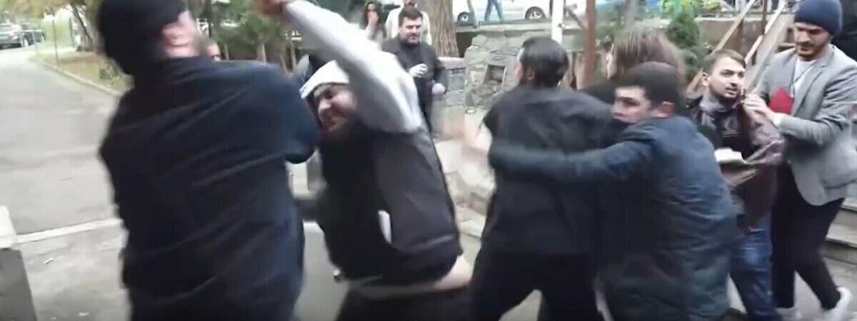 Президент Грузии потребовала убрать от избирательных участков «агрессивные группы» после драк в Тбилиси — Видео