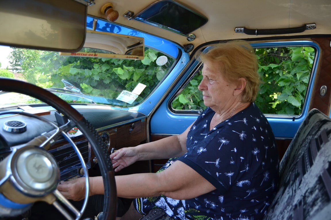 Голубая мечта! Вдова из Кобрина показала 62-летнюю «Волгу», c которой «муж пылинки сдувал»