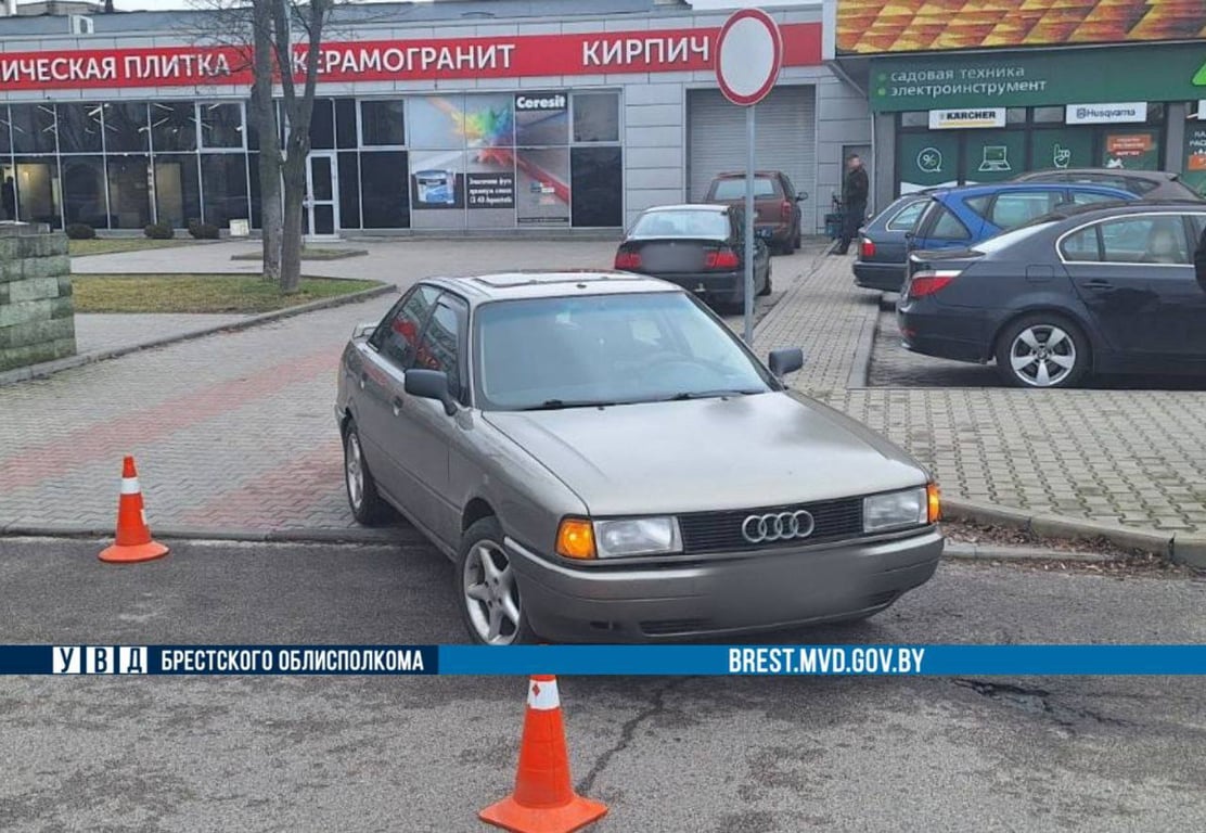 Водитель Audi, двигаясь задним ходом, сбил пенсионерку в Бресте