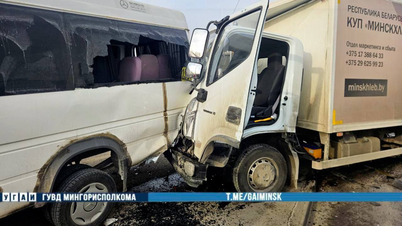 В Беларуси грузовик врезался в маршрутку, а та — в остановку