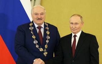 Путин вручил Лукашенко Орден Андрея Первозванного