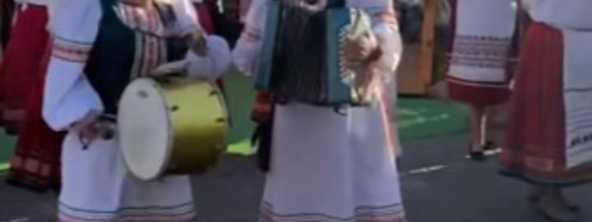 «Почему вы не рокер?» — «Зажигалочки» из деревни на Пинщине взорвали TikTok своими танцами