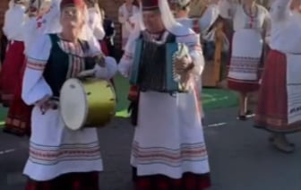 «Почему вы не рокер?» — «Зажигалочки» из деревни на Пинщине взорвали TikTok своими танцами