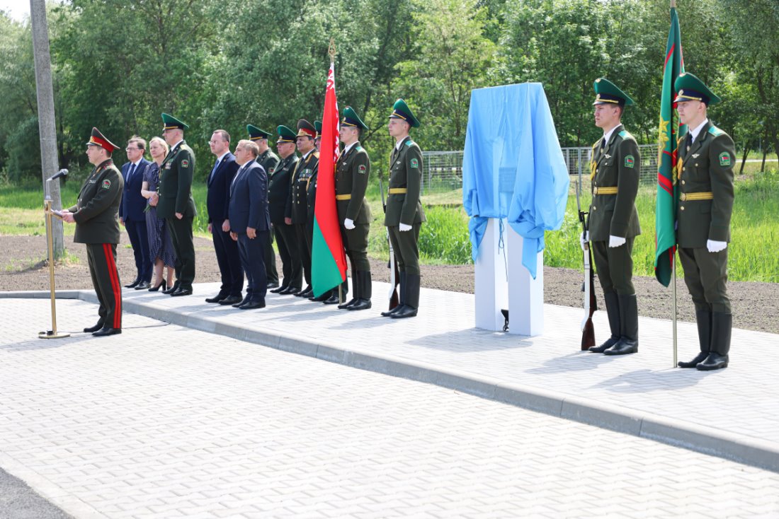 На пересечении улиц Врублевского и Барсукова в Бресте открыта стела в память о командирах-пограничниках