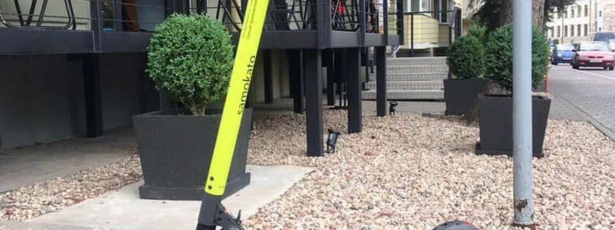 На самокате и с косой — в Гродно мужчина пугал прохожих