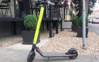 На самокате и с косой — в Гродно мужчина пугал прохожих