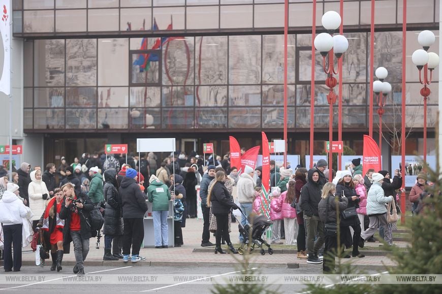 Показываем выступление десантников в Бресте у Ледового дворца