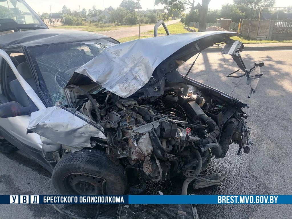 В Брестском районе пьяный бесправник врезался в припаркованный автомобиль
