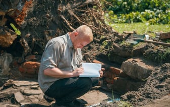 В Гомеле под корнями упавшего дерева нашли чашу старинного фонтана