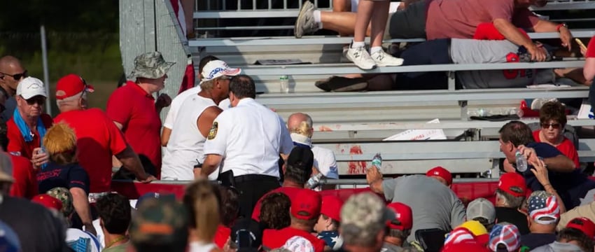 Несколько выстрелов было произведено с "Возвышенности": секретная служба ранила Трампа