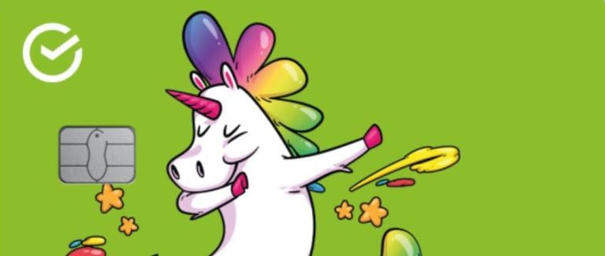 Радужный единорог на банковских картах возмутил родителей в России