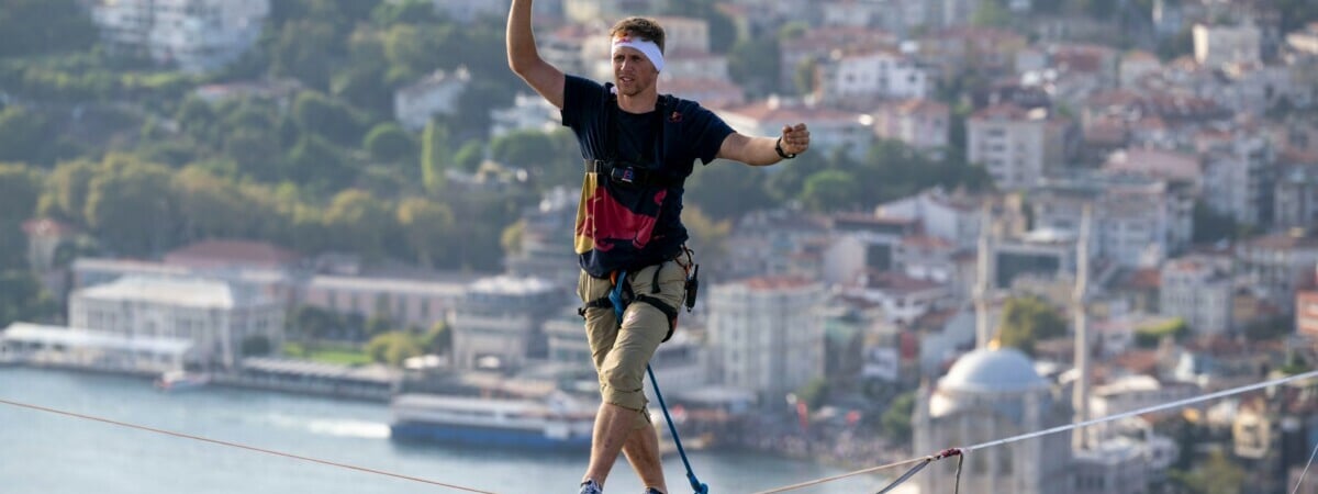Эстонский спортсмен пересёк 2 континента по канату. Посмотрите, как это было — Видео