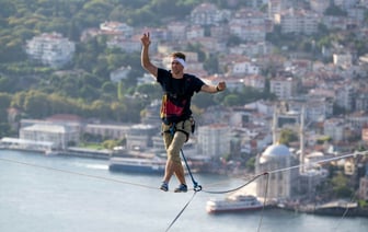 Эстонский спортсмен пересёк 2 континента по канату. Посмотрите, как это было — Видео