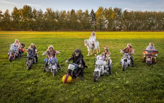 Реставрирует иконы, дает концерты и гоняет на мотоцикле Марадоны — многоликое творчество Олега Орлова