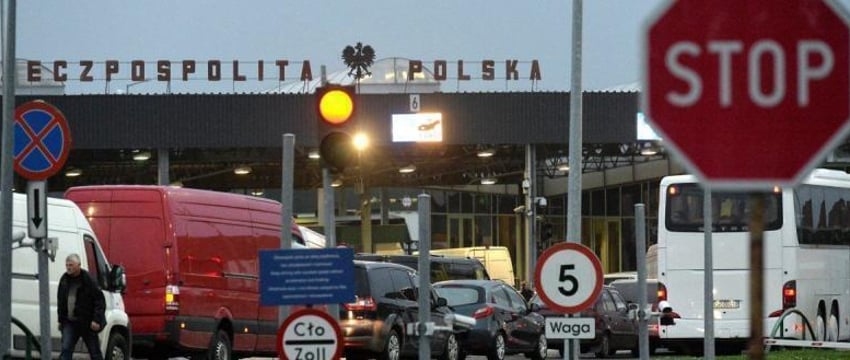 Польша не впускает в Беларусь ряд авто на транзитных номерах