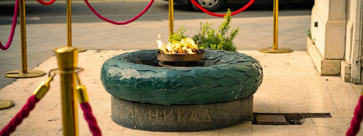 В Подмосковье люди прыгали из окон, спасаясь от огня в здании НИИ «Платан» — Видео