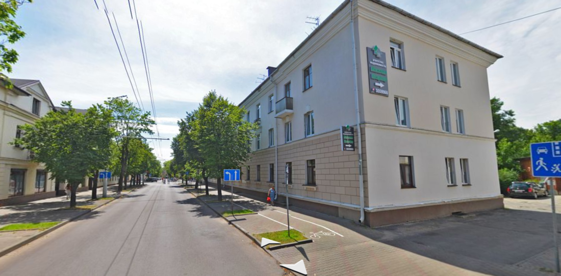 В этой трехэтажке в советские годы жила партийная элита Бреста. А что там сейчас продают?