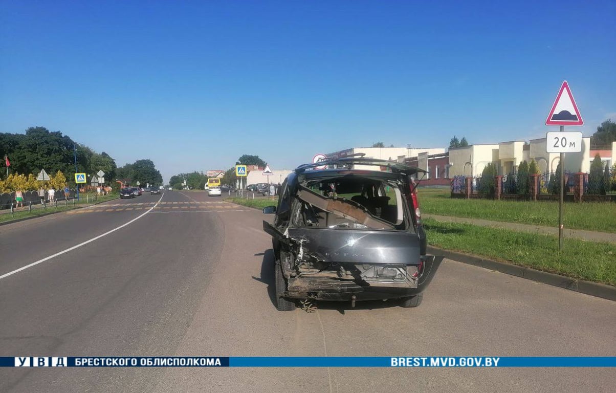 В Брестском районе пьяный бесправник врезался в припаркованный автомобиль