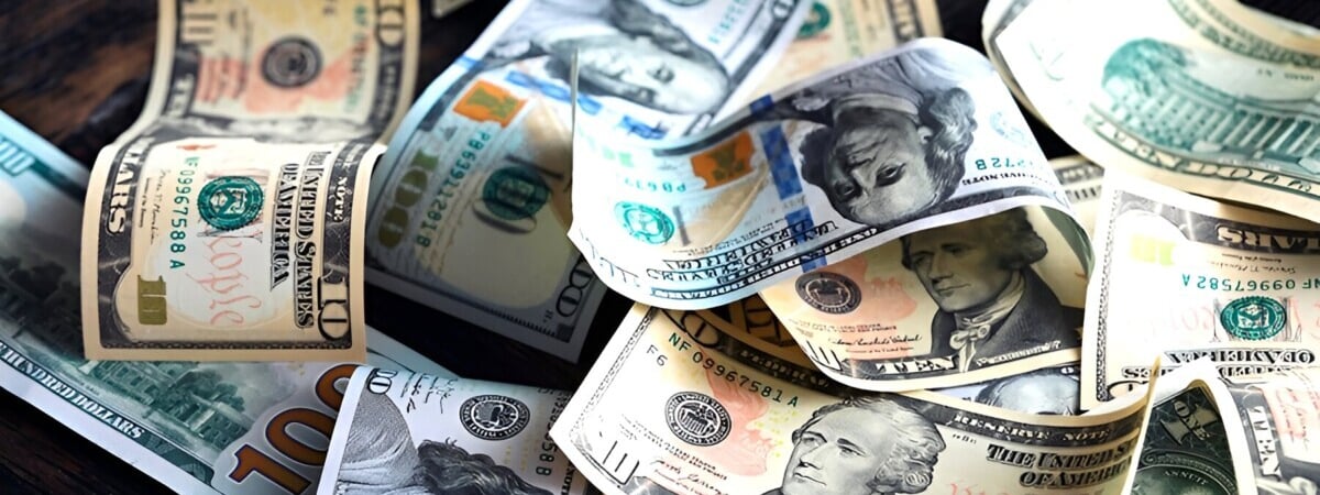 Евро в Беларуси упал до минимума за 2 недели, а доллар снова пошёл вверх. С какими курсами уходим на выходные?