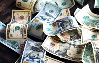 Евро в Беларуси упал до минимума за 2 недели, а доллар снова пошёл вверх. С какими курсами уходим на выходные?