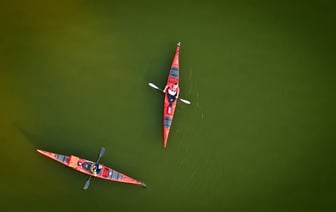 Школьник перевернулся на байдарке, сплавляясь по Двине, его успели спасти