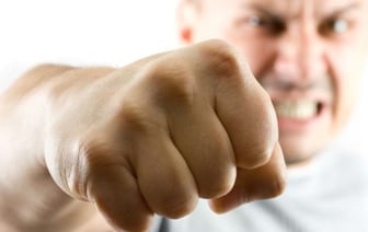 Пьяный восемь раз избивал женщину, а она молчала, потому что боялась мести — в Гродненской области выявили случаи домашнего насилия