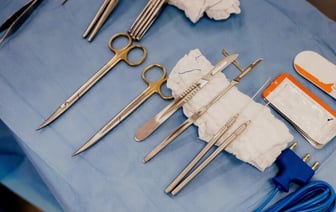 Британский пластический хирург рассказал, какие операции не будут пользоваться спросом в 2024 году, а какие — будут