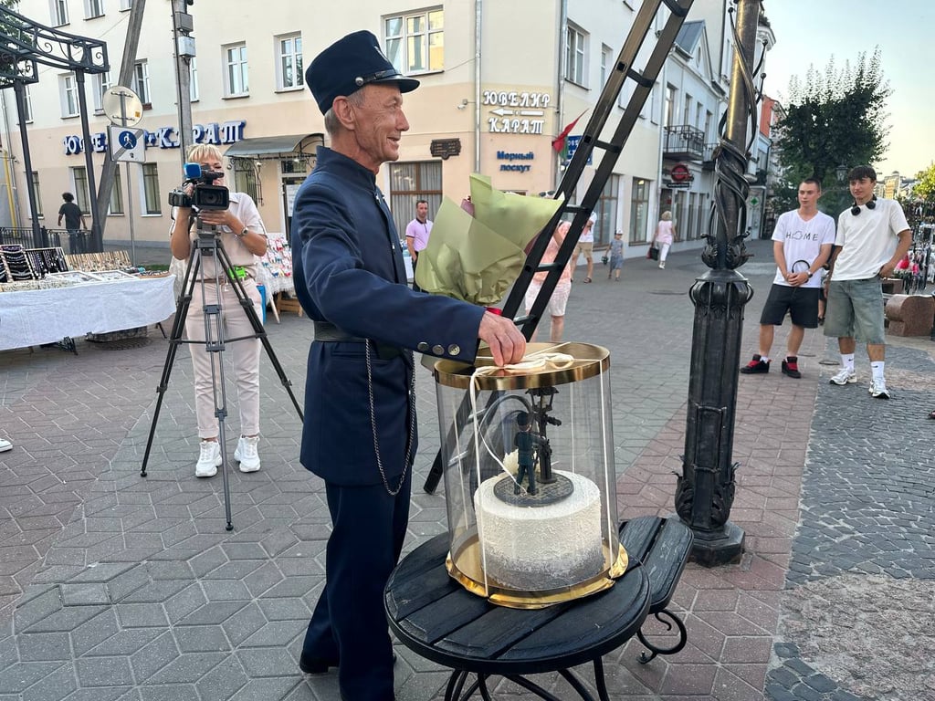 Глава Бреста поздравил знаменитого фонарщика с праздниками, которые он отметил накануне Дня города