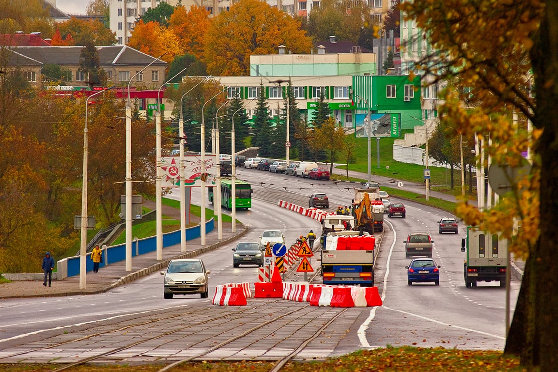 Начало ремонта Юбилейного моста на проспекте Людникова в Витебске. Установка ограждений. Фото Сергея Серебро
