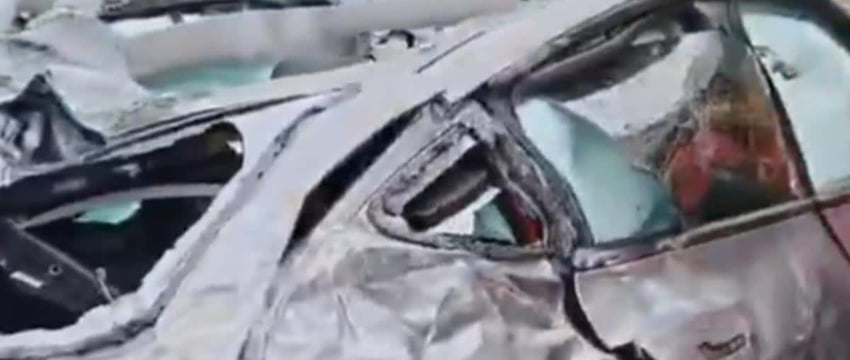 Видео: Автомобиль Tesla перевернулся 7 раз после аварии, но все пассажиры выжили