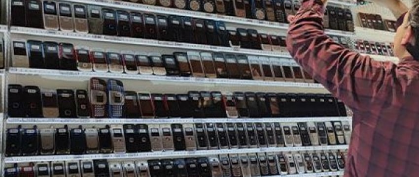Рекордная коллекция: испанец собрал 3615 мобильных телефонов и вошел в Книгу рекордов