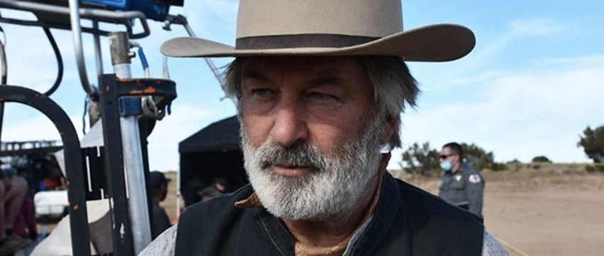 У Алека Болдуина, обвиняемого в непредумышленном убийстве, на съемочной площадке обнаружены боевые патроны
