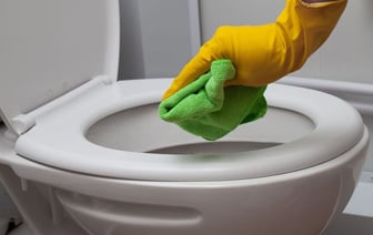 Как отмыть сиденье унитаза от желтизны? Вот какие 6 средств заменят агрессивную химию — Полезно