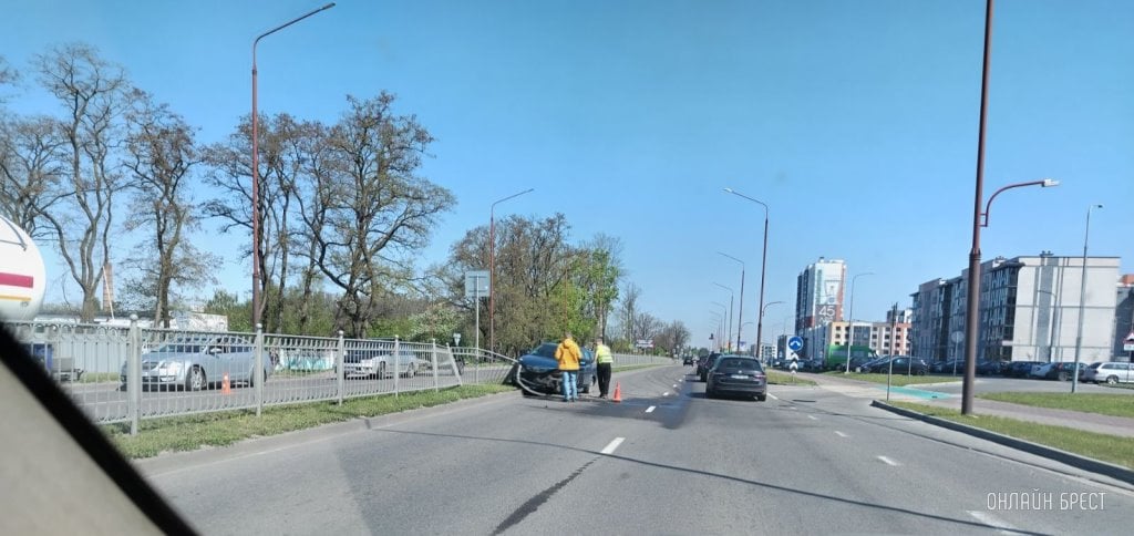 В Бресте на ул. Лейтенанта Рябцева автомобиль cнёс шесть пролётов ограждения. Как это произошло?