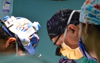 Белорусу пришили нос, выращенный на руке, – шокирующие кадры