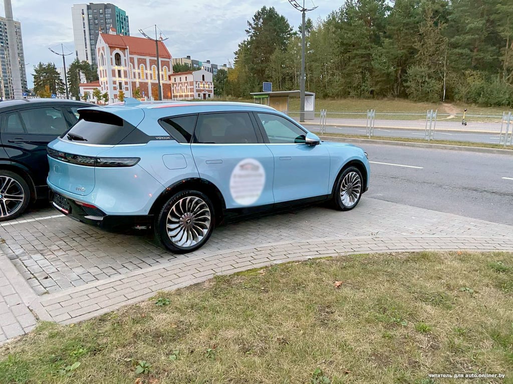 Рекламные авто заняли места на парковке — водители возмутились