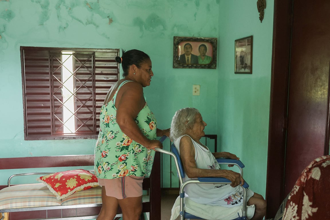 60-летняя Доротея ухаживает за своей бабушкой, 119-летней Деолирой Глисерией Педру да Силва, в ее доме в Итаперуне, штат Рио-де-Жанейро, Бразилия, 14 января 2025 года. Фото: Reuters