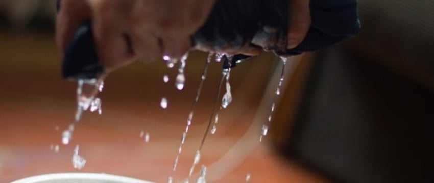 Коммунальщики будут менять паркет в квартире белоруски, которую затопило дождем по их вине