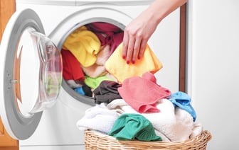 Когда кухонные полотенца можно стирать вместе с одеждой? Эти 4 простых правила помогут избежать проблем — Полезно