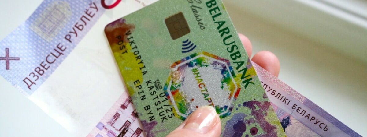 Средняя зарплата белорусов в сентябре упала ещё на 27,3 BYN. Работники какой сферы стали получать почти на 130 BYN меньше? — Фото