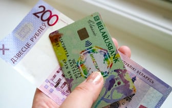 Средняя зарплата белорусов в сентябре упала ещё на 27,3 BYN. Работники какой сферы стали получать почти на 130 BYN меньше? — Фото