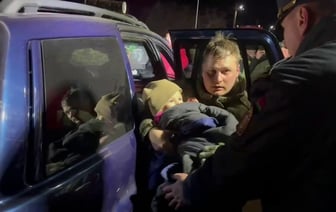Под Пуховичами на поиск девочек 2 и 4 лет бросили внутренние войска и ОМОН. Где нашли? — Видео